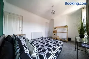 CastleView Haven - Contractors welcome -Strood Rochester sleeps 12 - Image 5