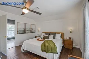 Boutique Cottage near Square and Southwestern, EV Ready - Image 3