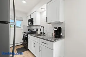 Warm & Comfy 2BR - King Beds - Downtown Mt.Clemens - Image 3