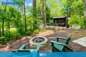 Cute Riverside Cabin w Hot Tub Fire Pit & Kayaks - Image 1