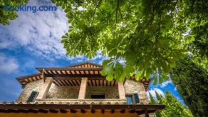 Experience the charm of Tenuta Le Caselle a cozy farmhouse surrounded by nature and comfort - Image 3