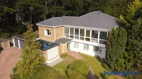 5 Bed House - Pool - Hot Tub - Sauna - Pool Table - Near New Forest and Beach - Sleeps 12 - Image 1