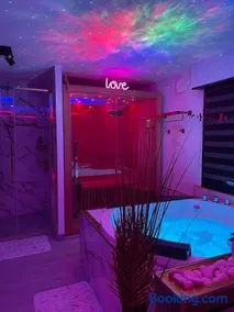 L'Aurore Love Room de prestige jacuzzi sauna piscine chauffée cuisine - Image 1