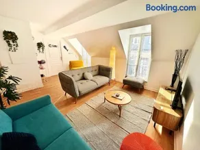 Celine 31 Bright Apartment Between Champs Élysée and Eiffel Tower - Image 2