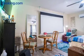 Hidden Gem Luxe 1 BEDROOM & Patio - Image 3