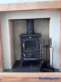 Emerson House, dog friendly with log burner close to waters edge and harbour - Image 3