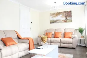 Exquisite Stays Free parking, fast WiFi, close to city centre - Image 3