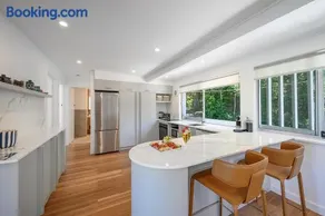 Noosa Escape 2BR Ocean Views, Walk to Beach - Image 3