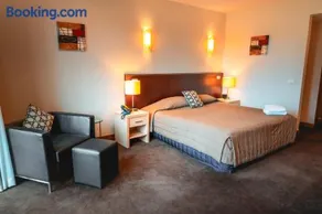 Lynbrook Hotel - Image 5