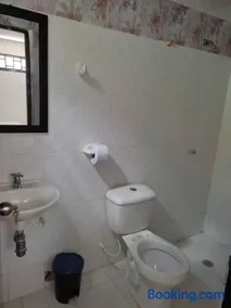 Alojamiento entero, casa amplia, patio, aire - Image 4