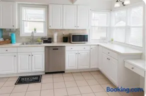 Spacious Three Bedroom Parma Home Sleeps six Near Cleveland - Image 3