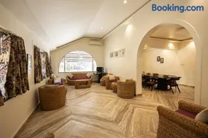 Waters Edge Retreat l 6 BR Private Villa with Large Pool - Image 2