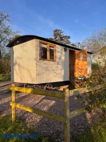 The Hereford Hut, Charming 1 bedroom Shepherds Hut - Image 5