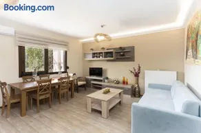TwinStars apartment with courtyard and view - Image 4