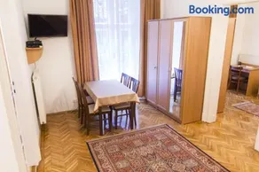 Authentic Budapest Apartment - Image 2