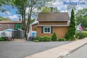 Charming Centrally Located Seaside Retreat - Image 4