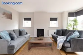 Modern 5-Bedroom Retreat Nr Coast - Image 3