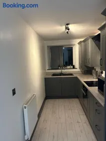 2 Bed Deluxe Apartment, City Centre, Allocated Parking, Fast WiFi - Image 1