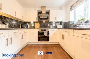 Last-Minute Escapes ! Summer Days l RTM Stay l 4 -Bed House By Finesse Stays Short Lets & Serviced Accommodation Wakefield With Parking, Contractors - Image 3