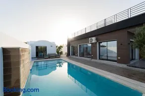 3-Bedroom Villa with Private Pool Studio - Image 1