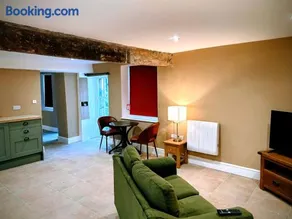 Ground floor, Very central, 2 Bed - Cobbles Apartment - Image 4