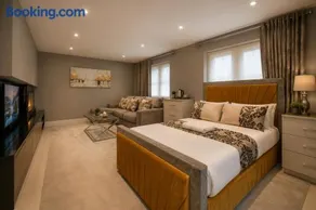Room E Luxury Room Stay in Batley - Image 3