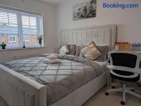 Spacious Room With Kingsize Bed - Image 2