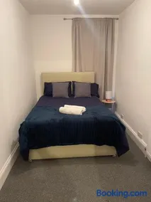 Room in Gloucester Road 4 - Image 3