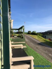 Cosy holiday caravan minutes from the beach - Image 5
