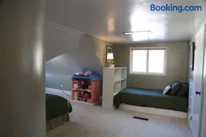 Updated Cottage 3 Bedroom Home With Game Room - Image 2