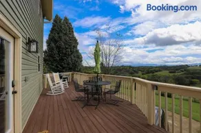 Serenity with Mountain Views 3BR Deckside Views - Image 2