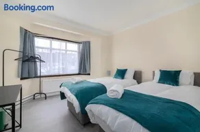 Spacious 4-Bedroom Family Home near Wembley - Image 3