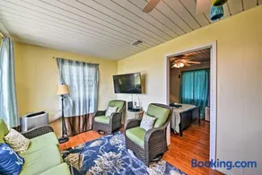 Galveston Getaway With Deck And Yard Walk To Beach - Image 3