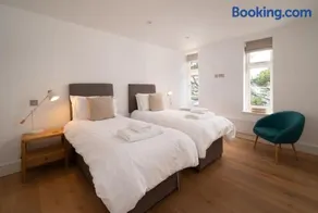 Ocean Penthouse, Contemporary Apt, Sleeps 6, Balcony and Terrace, Parking - Image 3