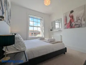 Elegant Apartment in Hamilton Square Free Parking - Image 2