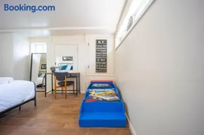 Bright 3bed basement with backyard & free parking - Image 5