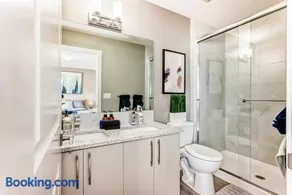 Cozyhub Vacation Rental Calgary-3Bedroom with AC - Image 2