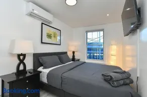 The New York Minute Apt -3 bedrooms -Sleeps 13 - Image 5