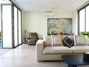 Stylish Pool Villa in a Peaceful Tropical Setting - Image 3