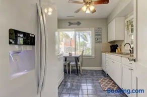 Light & Bright! Quaint Downtown Dunedin Bungalow! - Image 1