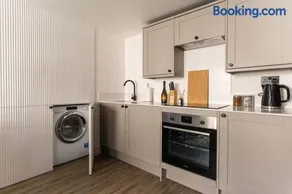 Tiny House, Stunning 1 Bed, Super King, Freestanding Bath, Parking - Image 3