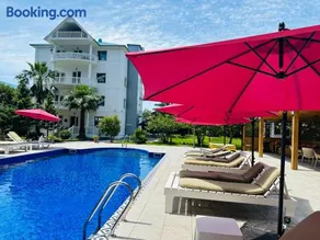 Claude Monet beach hotel - Image 1