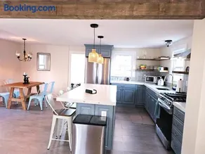 Cozy Coastal Cottage - Image 4