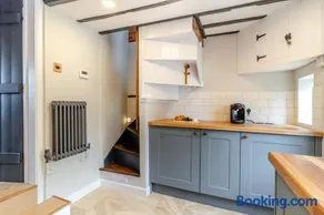 Charming 1BR Cottage - Image 4