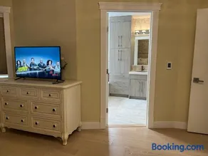 Modern Cozy Room with Private Bathroom and City View - Image 4
