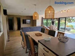 Chalet moderne au bord d'un lac - Image 3
