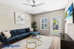 Luxurious 2/2 Condo with Pool, Gym and Laundry - Image 1