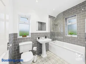 4 Bed 2 Bath Contractors Long Stays Parking Fast Wi-Fi - Image 5