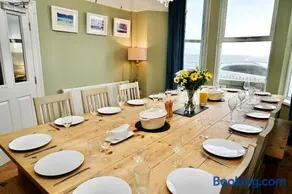 Bay View, Sleeps 18, 7 Bedrooms, 7 Bathrooms, Seafront, Criccieth - Image 3