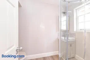 1 bedroom flat in centre of Odiham- free parking - Image 3